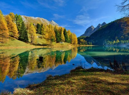 Autumn dates offer great fall colors in the Engadine Lake District.