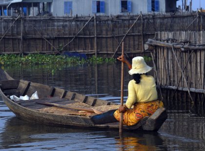 Visit the floating villages of Tonlé Sap, the largest freshwater lake in Southeast Asia.