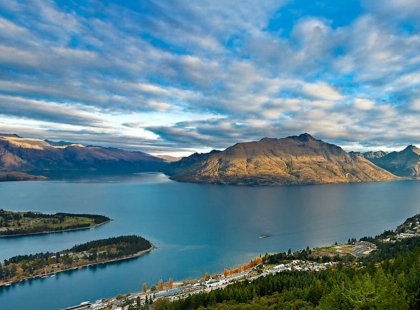 Nestled along Lake Wakatipu, surrounded by the Remarkables Range and Southern Alps, Queenstown welcomes us.