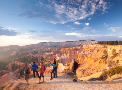 Panoramic views of the Bryce Canyon amphitheater from Sunrise Point