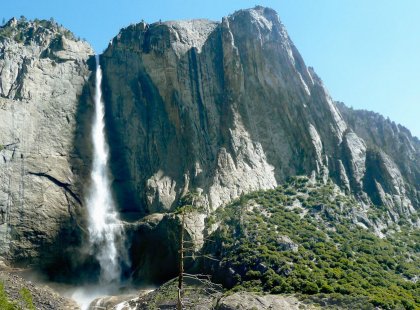 Yosemite is renowned for its soaring granite peaks and cascading waterfalls.