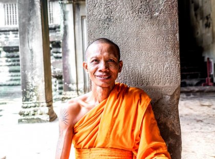 GTIJ_ultimate-cambodia_angkor-wat_smiling_monk