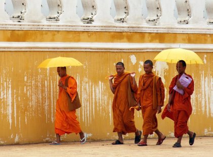 cambodia angkor wat monks