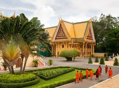 cambodia_phnom-penh_royal-palace-monks
