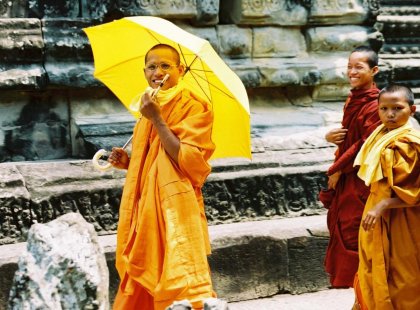 cambodia_siam reap_monks-walk-beside-temple