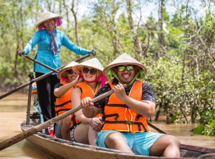 gteac_vietnam_mekong-river_canoe_smiling-pax