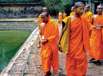 cambodia angkor wat monks