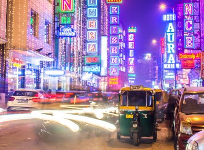 GIRK_india_new-delhi_night_street_rickshaw