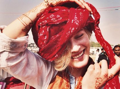 Travellers wrapping a turban in Bikaner, India.