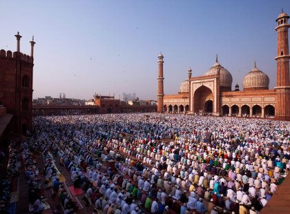 india delhi red fort thousands praying