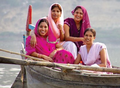 india_colourful_ladies_boat