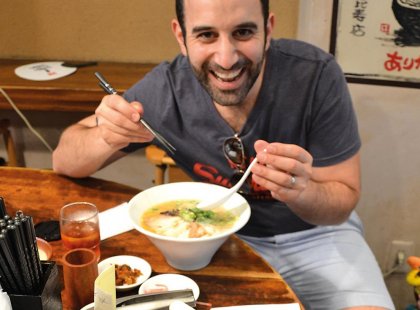 japan traveler eating noodles