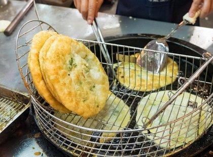 Eat some Spring onion pancakes in Taiwan