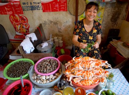 vietnam_hanoi_market_woman-preps-food