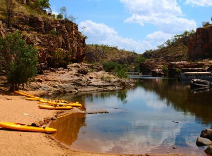 australia_katherine-gorge_yellow-kayaks-parked-sand-lake