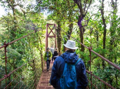 QVKR-Costa-Rica-Monteverde-travelers-crossing-suspension-bridge