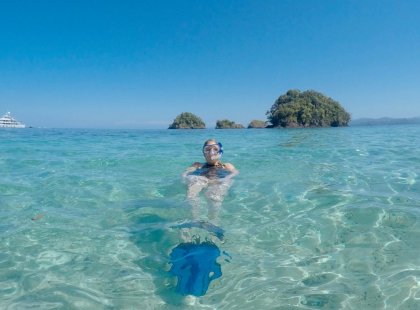 QVRC-Panama-Isla-Coiba-traveler-in-water