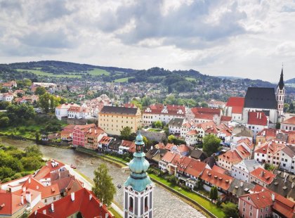 czech-republic_cesky-krumlov_town-river-hills