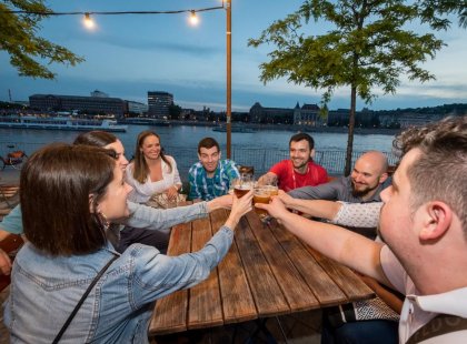 Hungary_Budapest_Bar_Beer_Cheers