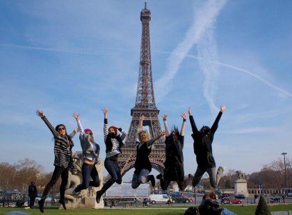 Eiffel tower jumping group
