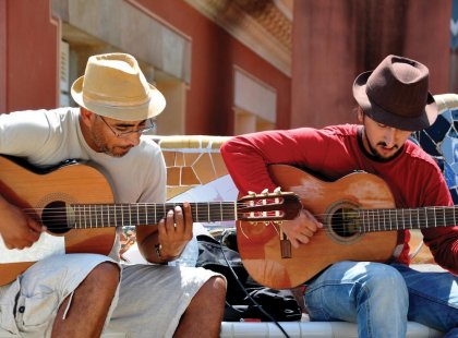 spain_barcelona_two-gringos-playing-guitar