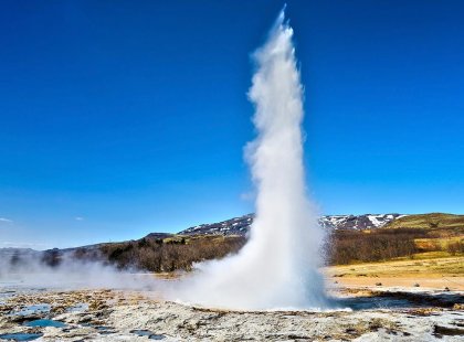 iceland strokkur geyser eruption