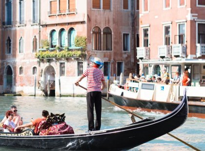 italy_venice_gondola_tourist