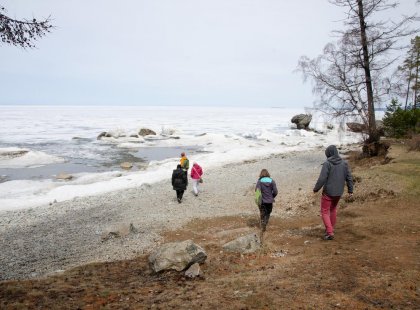 Walk on the frozen waters of Lake Baikal