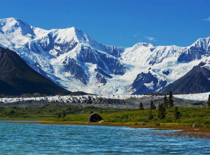 USA, Alaska, Wrangell St Elias NP, Landscape mountains lake