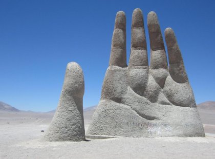 chile_atacama-desert_big-hand-sculpture
