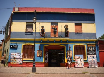 argentina-buenos-aires-la-boca-coloured-buildings_walking
