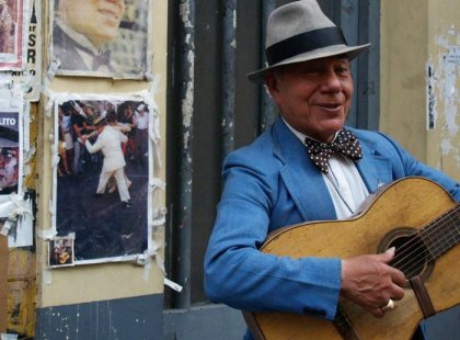 local man playing guitar in buenos aires