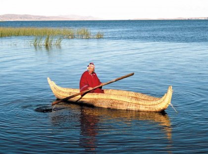 peru_lake-titicaca_canoe_man
