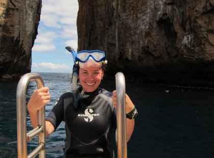 galapagos-islands_smiling_woman_snorkelling