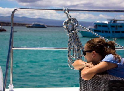 galapagos_woman-looking-from-boat
