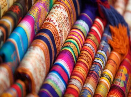 Ecuador_otavalo_market-colourful-blankets